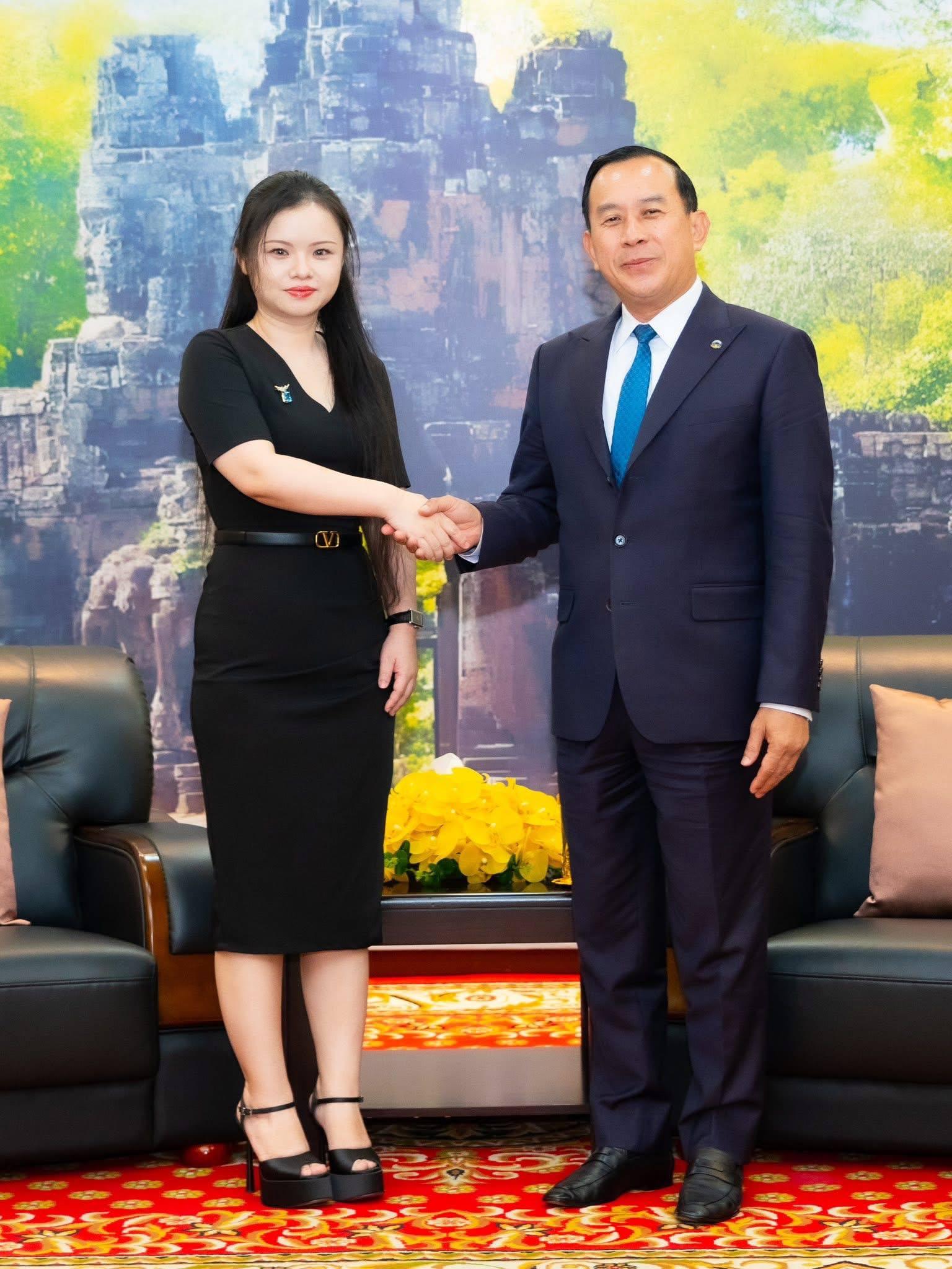 លោកហួត ហាក់ រដ្ឋមន្ត្រីក្រសួងទេសចរណ៍ លោកស្រី Zhuyun Wu អគ្គនាយិកាក្រុមហ៊ុន NWC Investment